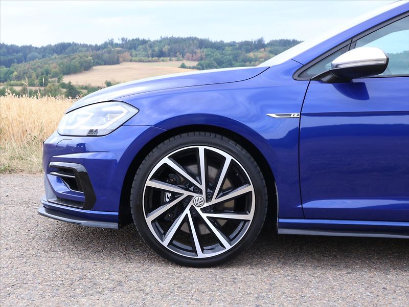 Volkswagen Golf R 2,0 TSI 228kW 4M DSG Virtual - fotka 30 z 37