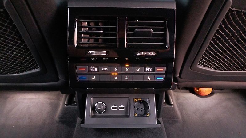 Volkswagen Touareg R-LINE TDI 210kW-ČR-NEHAV-DPH- - fotka 12 z 39