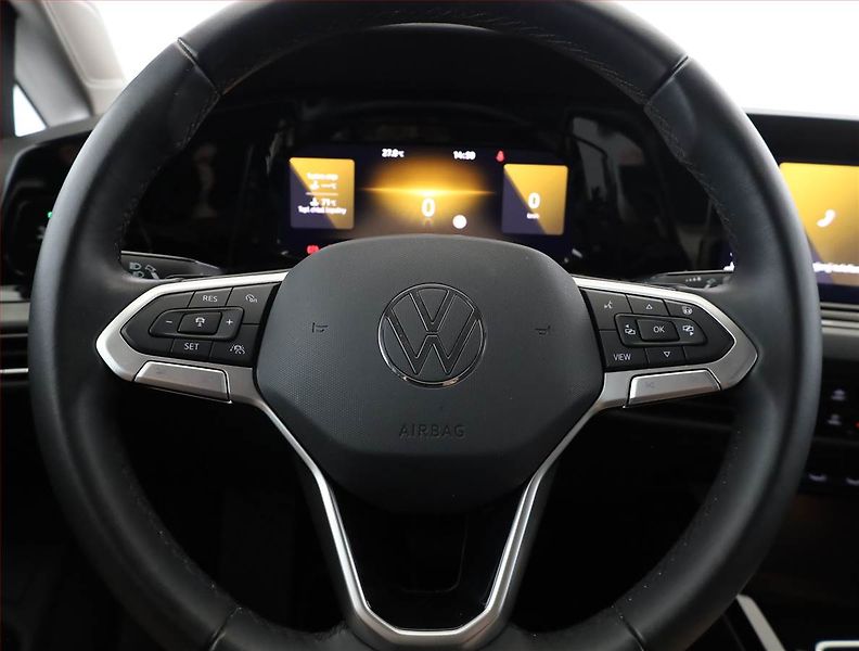 Volkswagen Golf (2024) 1.5 eTSI - fotka 18 z 20