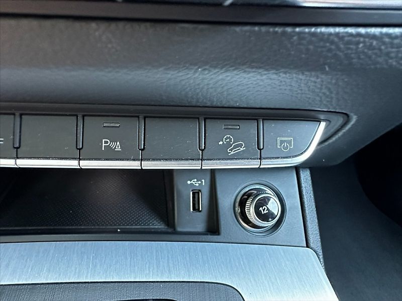 Audi Q5 2,0 TFSi 270kW-VIRTUAL-S Line - fotka 44 z 48