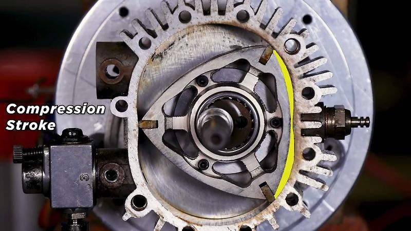 Wankelův motor s průhlednou boční stěnou.