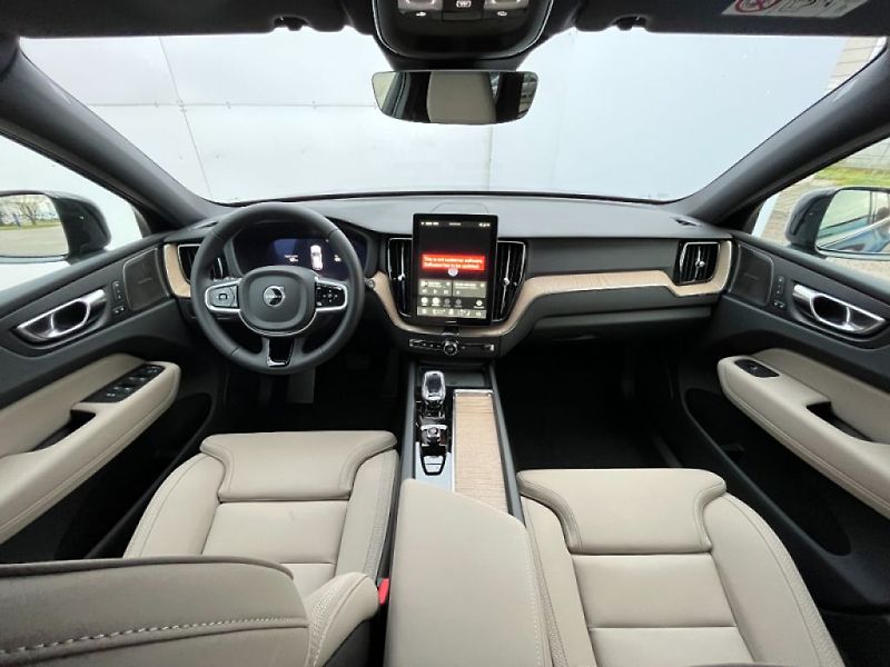 Volvo XC60 Plus Dark T6 AWD 257kW - fotka 11 z 25