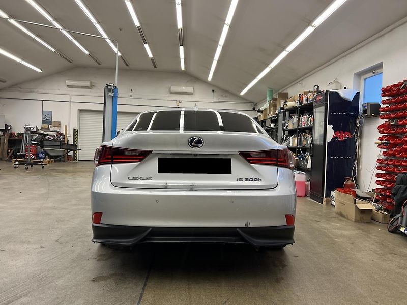 Lexus IS 300h 2.5l 133 kW - fotka 6 z 19
