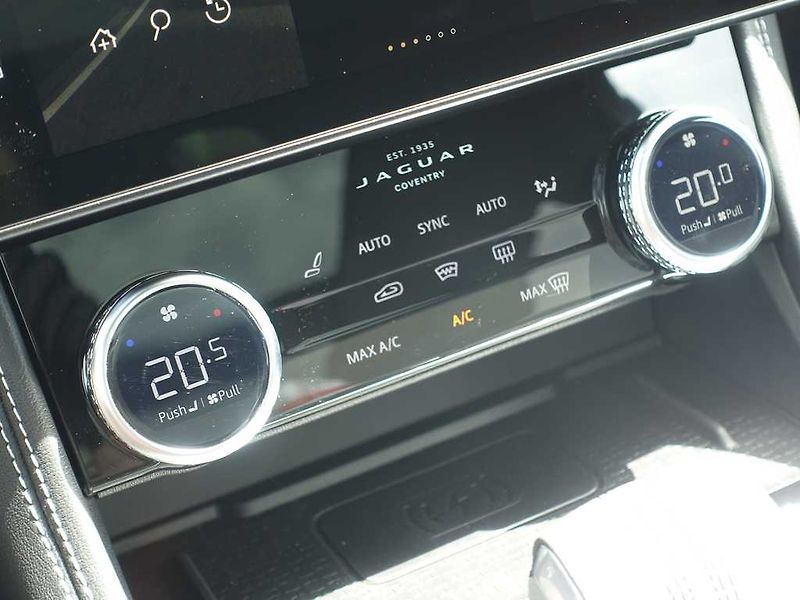Jaguar F-Pace 2,0 R-Dynamic SE D200 4x4 - fotka 31 z 43
