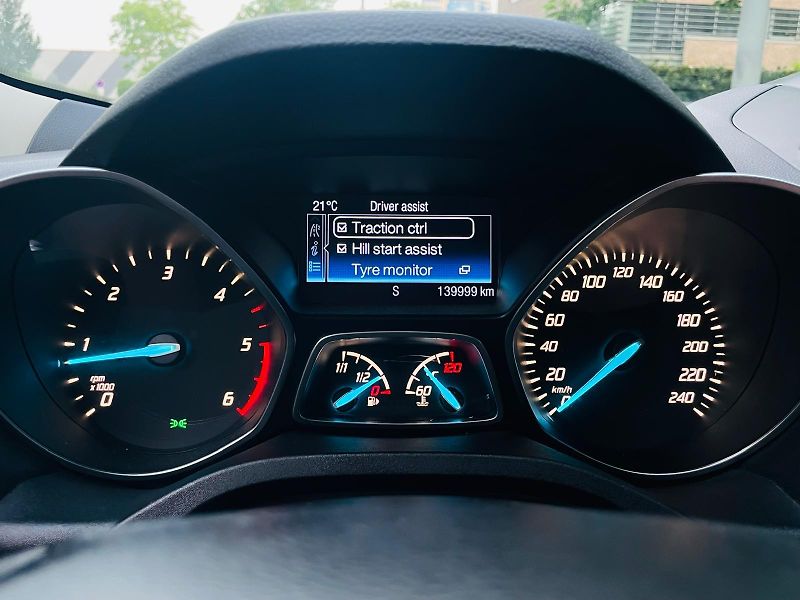 Ford Kuga 2.0TDCi 4x4 MAN TAŽNÉ SERVISKA - fotka 45 z 47