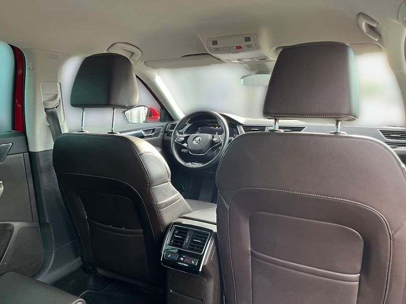 Škoda Superb 2.0 TSI 140kW L&K Combi DSG - fotka 17 z 18