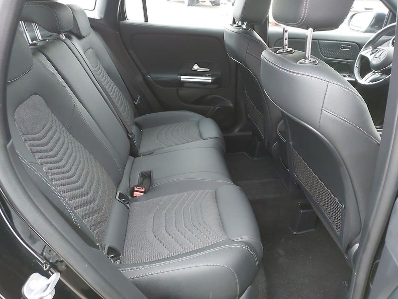 Mercedes-Benz GLA GLA180d - fotka 11 z 26