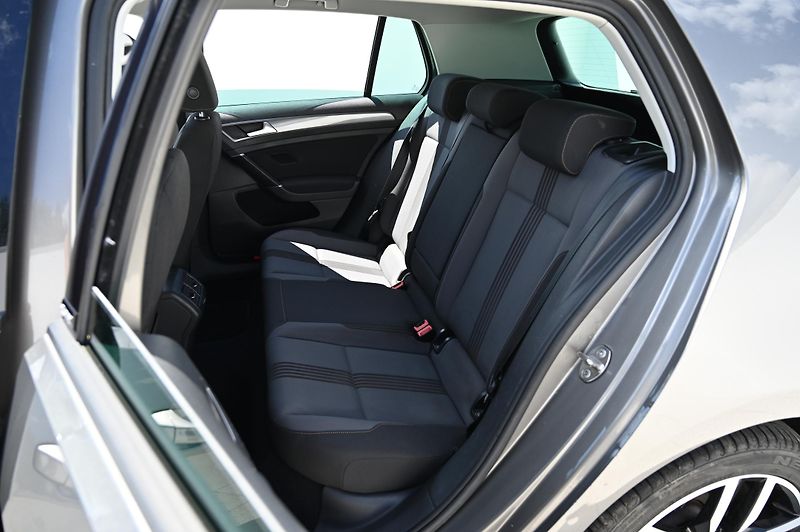 Volkswagen Golf 1.2TSI 81KW BMT rezervace - fotka 31 z 46