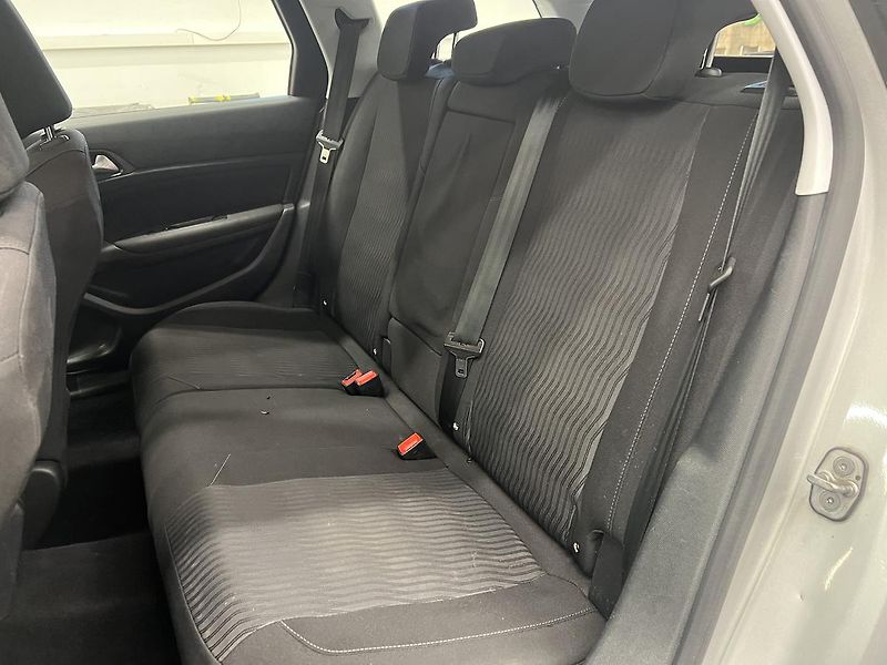 Peugeot 308 SW 1.6 BLUE HDI 88kW - fotka 17 z 18