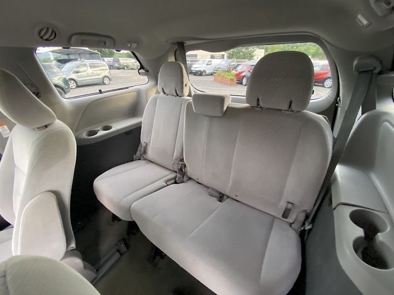 Toyota Sienna 3.5i V6, automat, 4x4, STK - fotka 13 z 28