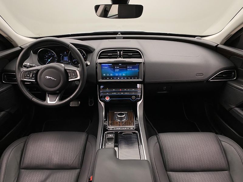 Jaguar XE 30t 221kW AWD AUT CZ - fotka 2 z 39
