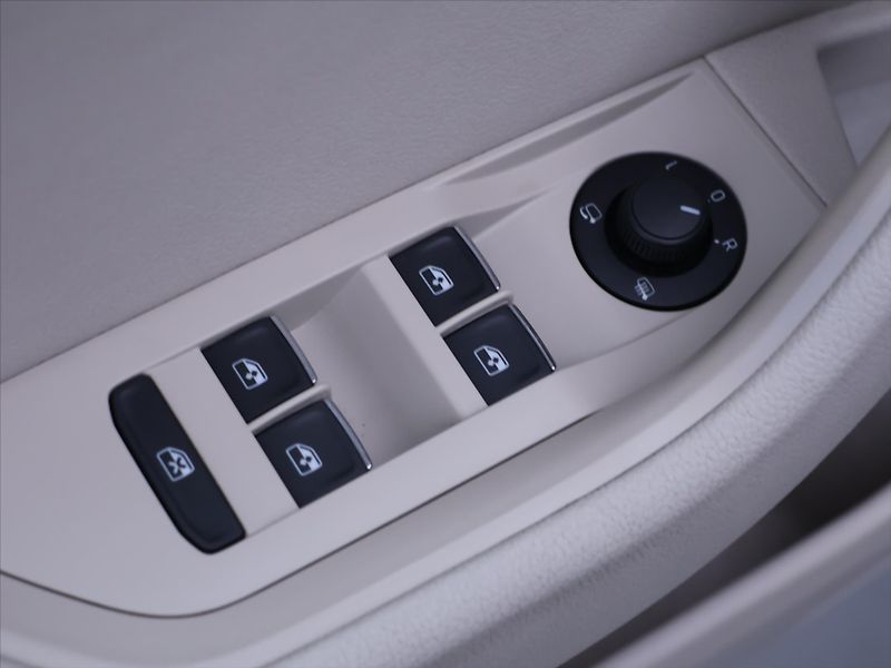 Škoda Superb 2,0 TSI 162kW DSG CZ Style - fotka 14 z 36