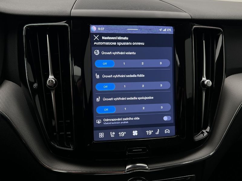 Volvo XC60 B4 AWD DARK PLUS AUT - fotka 30 z 39