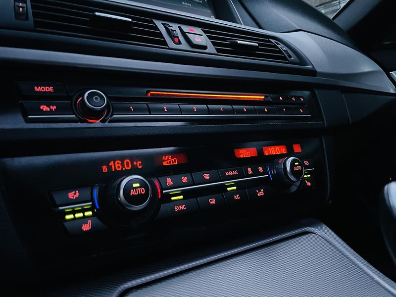 BMW Řada 5 530D AUT XDRIVE TAŽNÉ M-PAKET - fotka 39 z 48