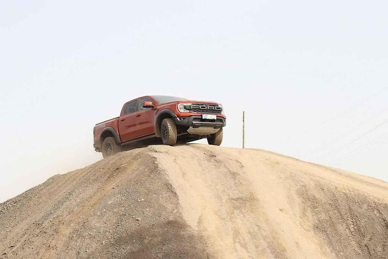 Ford Ranger Raptor versus Dongfeng DF6.