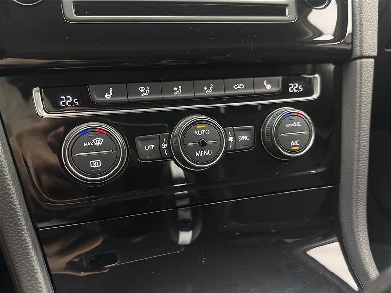Volkswagen Golf 1,6 DSG DPH HIGHLINE 2XKOLA ČR - fotka 21 z 41