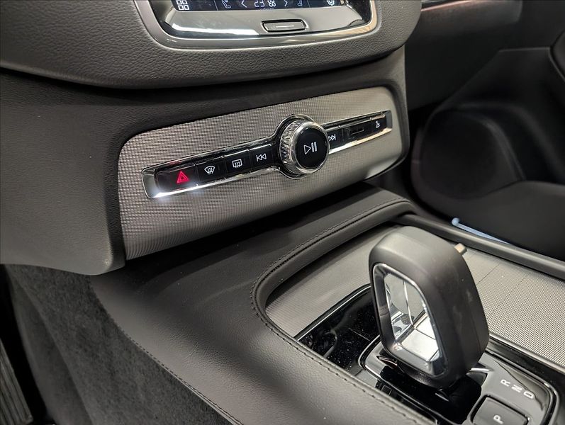 Volvo XC90 T8 Plus Dark Recharge AWD - fotka 25 z 39