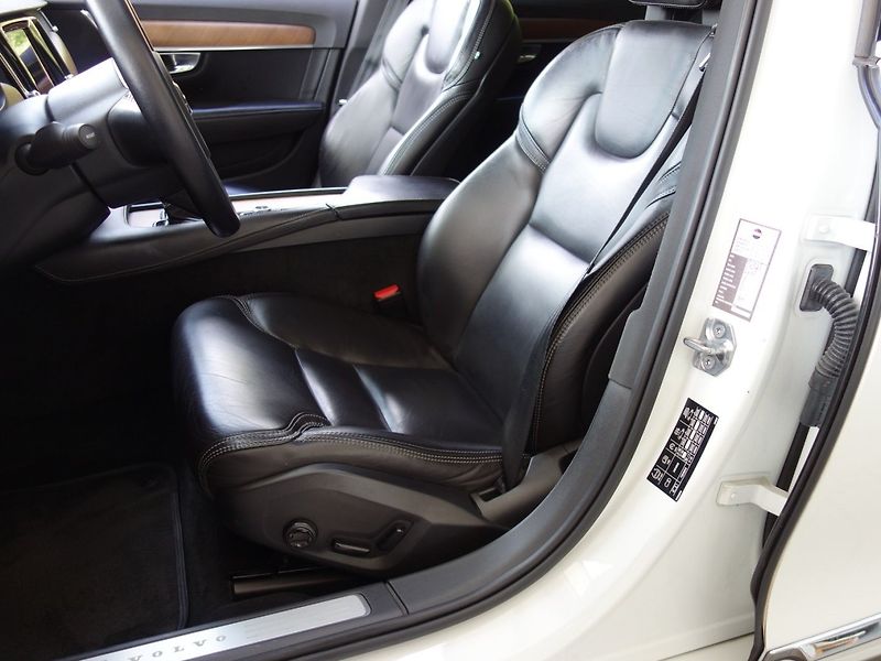 Volvo V90 (2017) 2.0D4 140kW INSCRIPTION -1.MAJ - fotka 23 z 47