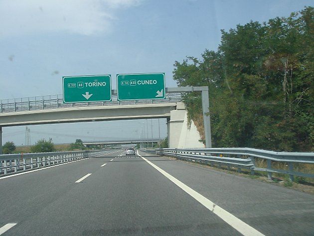 Dálnice A33 Asti–Cuneo používá na části trasy bezbariérový výběr mýta. Na jiných úsecích se řidiči setkají s tradičním systémem., zdroj: Rossano /Wikimedia CC BY SA 4.0