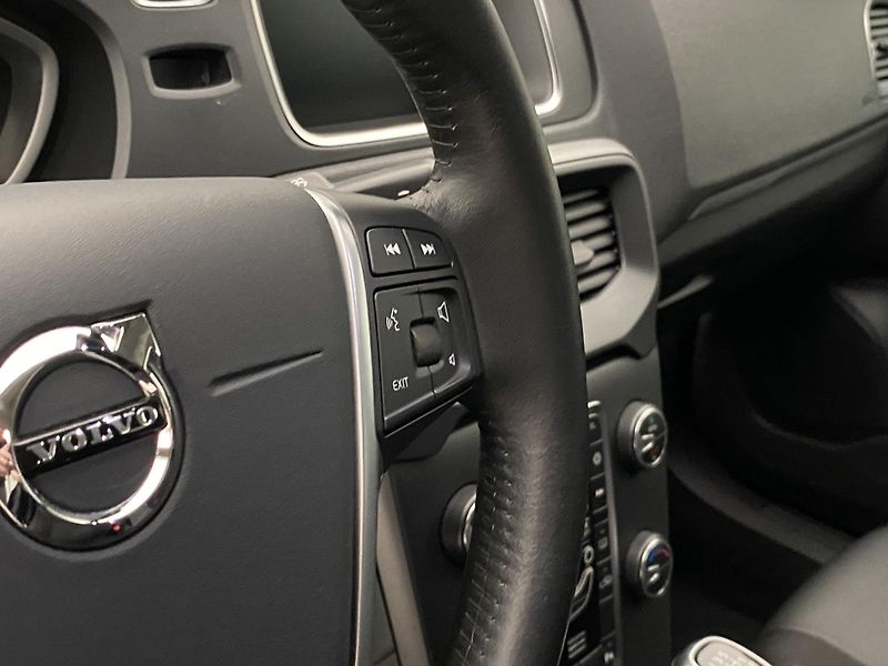 Volvo V40 T2 MOMENTUM  - fotka 20 z 39