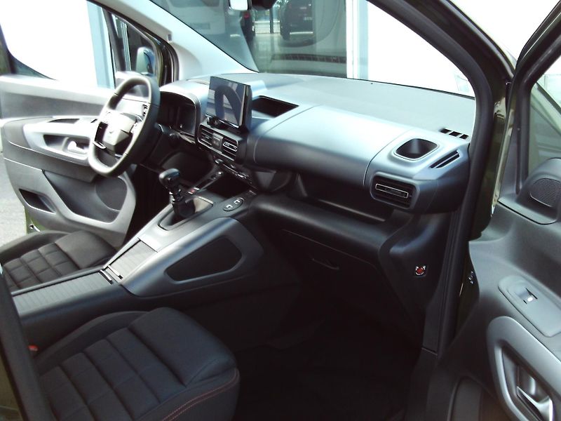Citroën Berlingo (2026) MAX Diesel 130k Manual - fotka 9 z 17