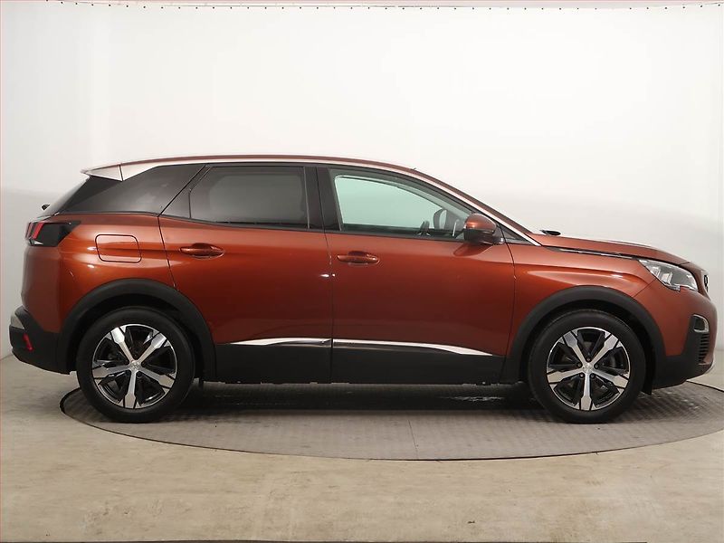 Peugeot 3008 (2018) 1.5 BlueHDi, Automat, ČR,1.maj - fotka 5 z 15