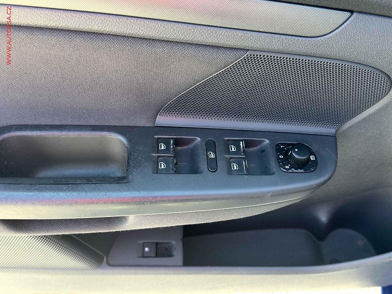 Volkswagen Golf (2005) 1.4i, AC, výhřev sed - fotka 11 z 15