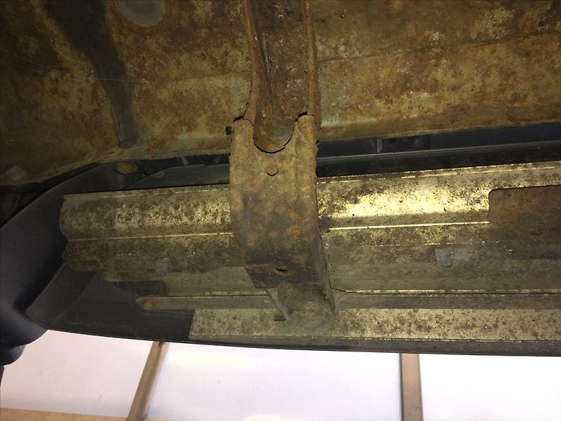 Toyota Land Cruiser 3,0 D-4D 127kW 8-míst ČR 1.maj - fotka 28 z 44