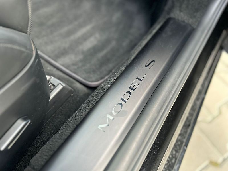 Tesla Model S - fotka 23 z 30