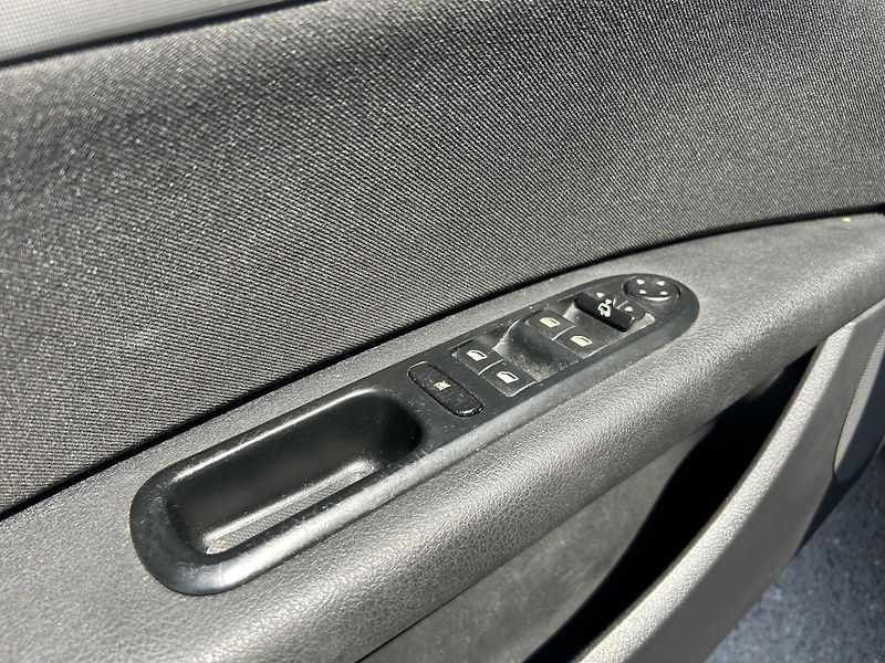 Peugeot 407 2.0 HDI 16V Premium Pack aut. - fotka 29 z 31