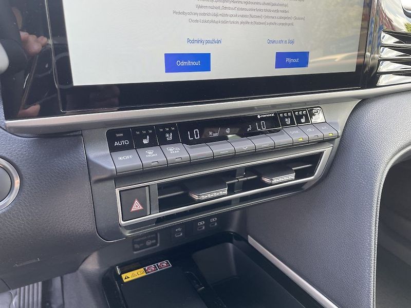 Toyota Camry 2.5 Hybrid Executive - fotka 19 z 29