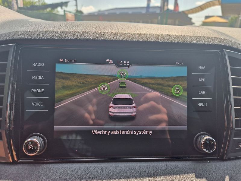 Škoda Karoq 1,5 TSI 110kW SportLine, CZ, 1 - fotka 23 z 28