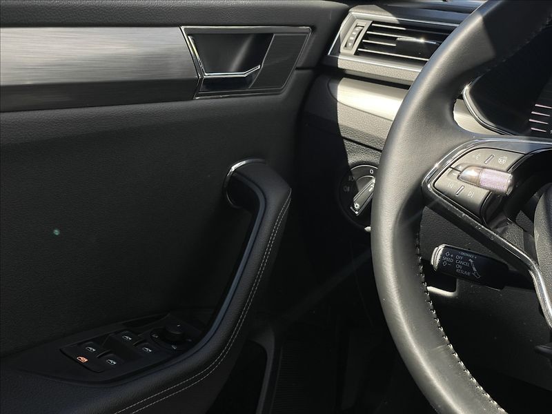 Škoda Superb 2,0 TDI Style NAVI+Kamera 360° - fotka 13 z 23