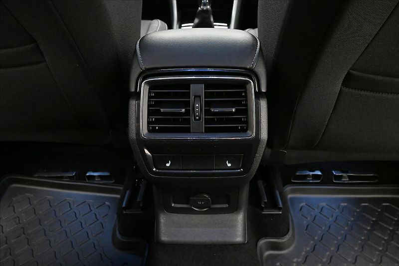 Škoda Karoq 1,6 TDI 85 kW Ambition Záruka - fotka 21 z 30