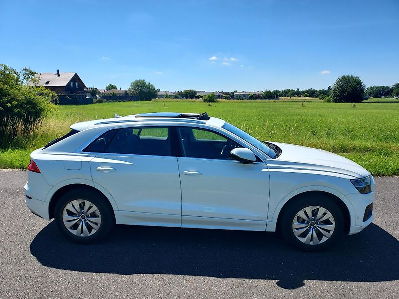 Audi Q8 (2023) 55 TFSI quattro 3.0 / 250 kW - fotka 9 z 22