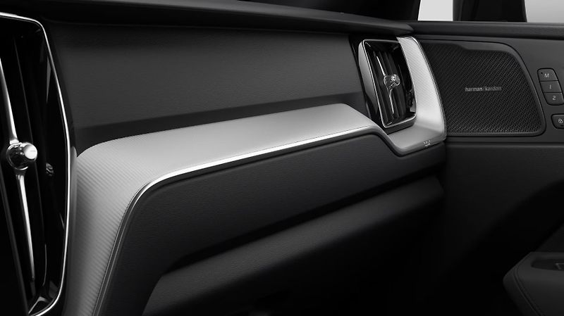 Volvo XC60 (2026) B5 PLUS BLACK + 4SERVIS/ZÁRUKA - fotka 13 z 19