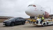 Tesla Model X a Boeing 787-9 Dreamliner.
