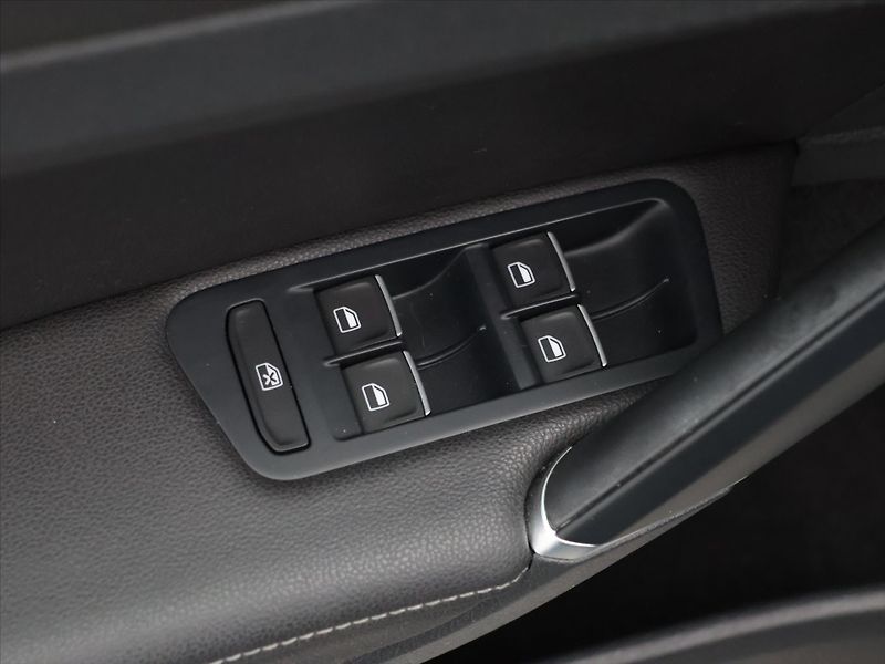 Volkswagen Golf 1,4 TSI 90kW DSG Highline Xeno - fotka 14 z 36