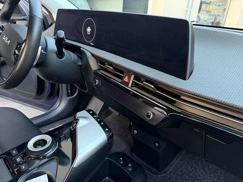 Kia EV6 (2023) PREMIUM-PLUS-AWD-SOH 96%-TOP - fotka 23 z 32