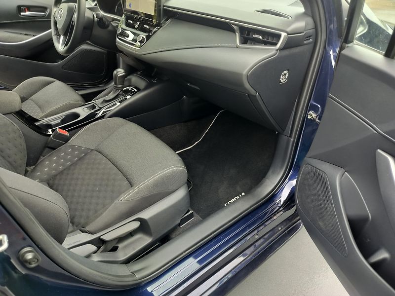 Toyota Corolla 1.8 hybrid Business Edition - fotka 21 z 29