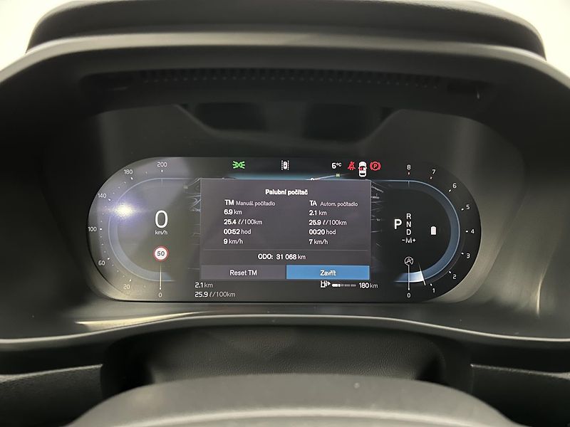 Volvo XC40 2.0 B3 ESSENTIAL - fotka 22 z 30