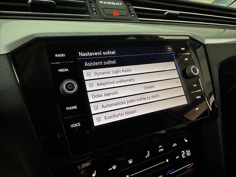 Volkswagen Passat 2,0 TDi  DSG Business IQ Light - fotka 29 z 43