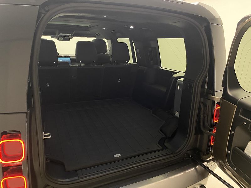 Land Rover Defender 130 D300 SE AWD AUT CZ - fotka 6 z 58