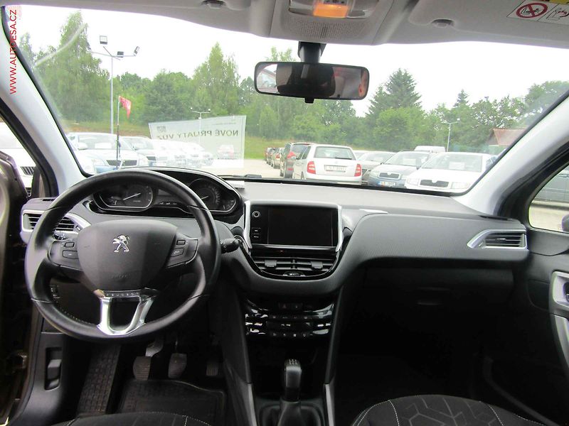 Peugeot 2008 (2017) 1.2 i, 1.maj,ČR, AC, výhřev - fotka 8 z 17