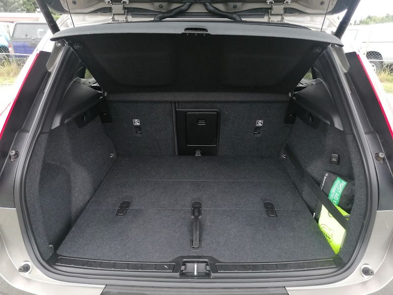 Volvo XC40 (2020) T3 Panorama,Kůže,Winter Paket - fotka 26 z 35