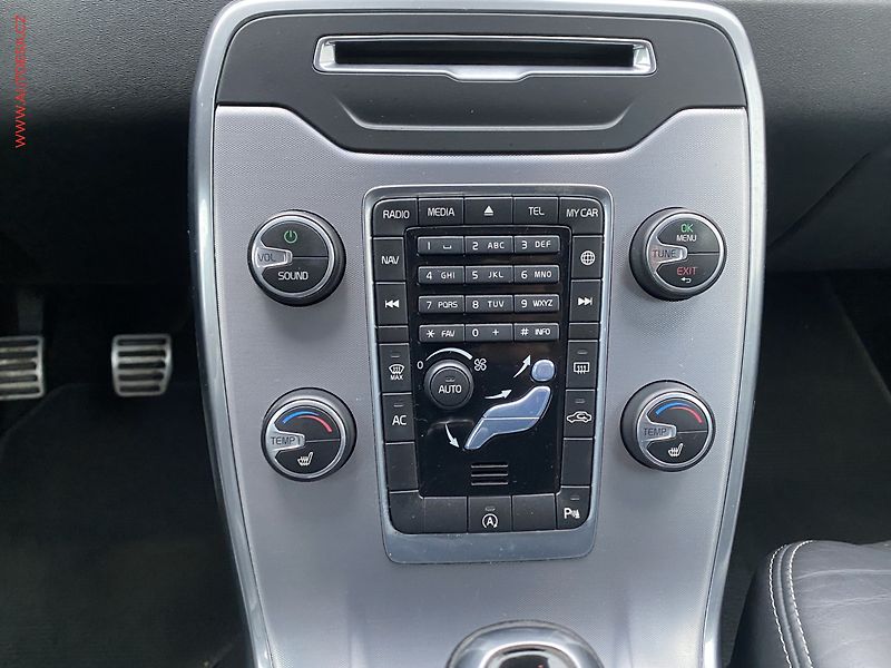 Volvo V70 (2015) 2.0 D4, Bixen, navi, kůže - fotka 12 z 20