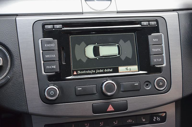 Volkswagen Passat (2014) 2.0 TDi 103kW Bi-XENON / TAŽNÉ - fotka 36 z 39