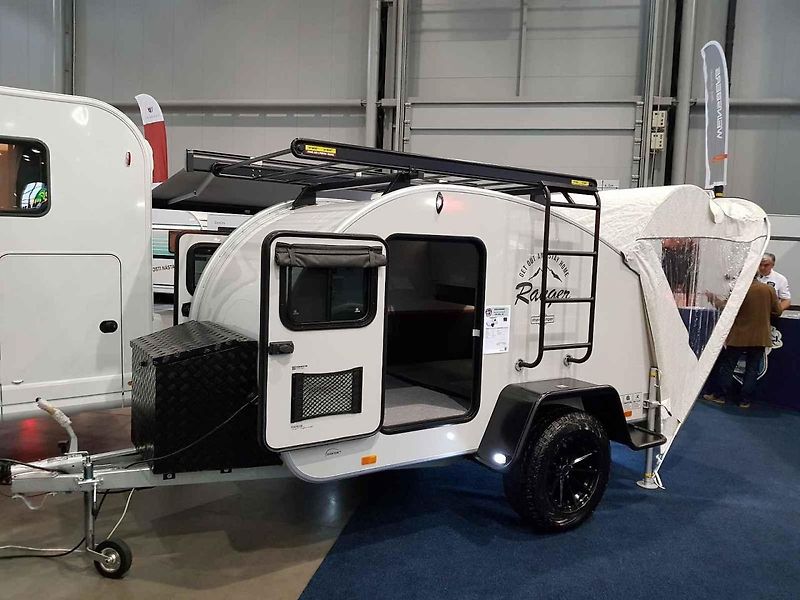 Jeden z nejhezčích vozů na výstavě si hned našel svého majitele. Na modelu Dethleffs Globetrotter XLi 7850-2 s nápadným lakem za čtyři miliony korun byla přilepena cedulka „prodáno“.