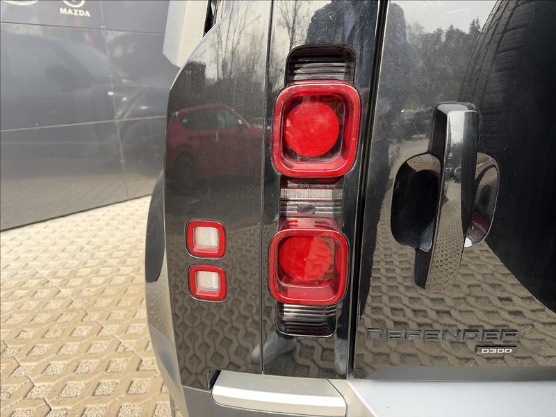 Land Rover Defender 3,0 110 D300 SE AWD AT ČR DPH - fotka 40 z 42