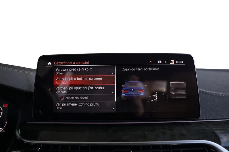 BMW Řada 5 M550i xDrive - fotka 14 z 30